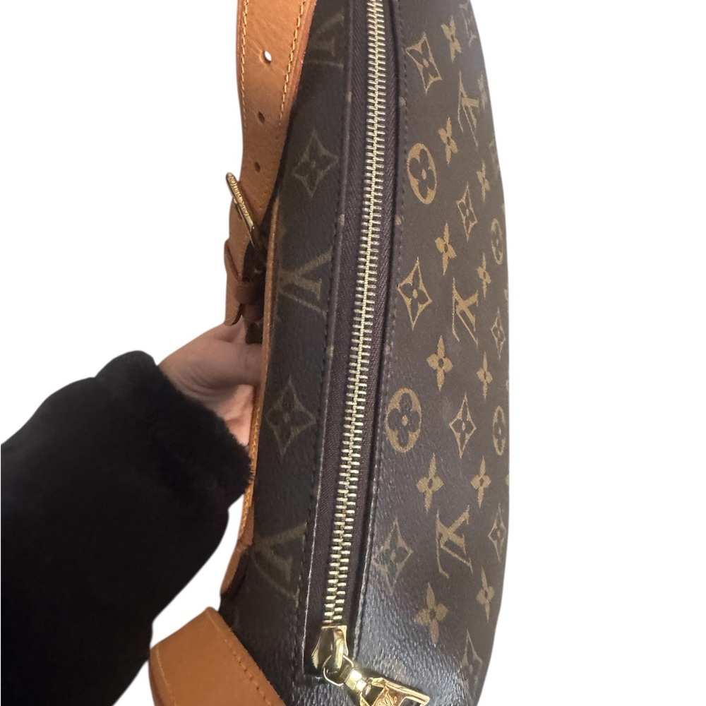 The Classic LV Bum Bag. - Picture 6 of 10